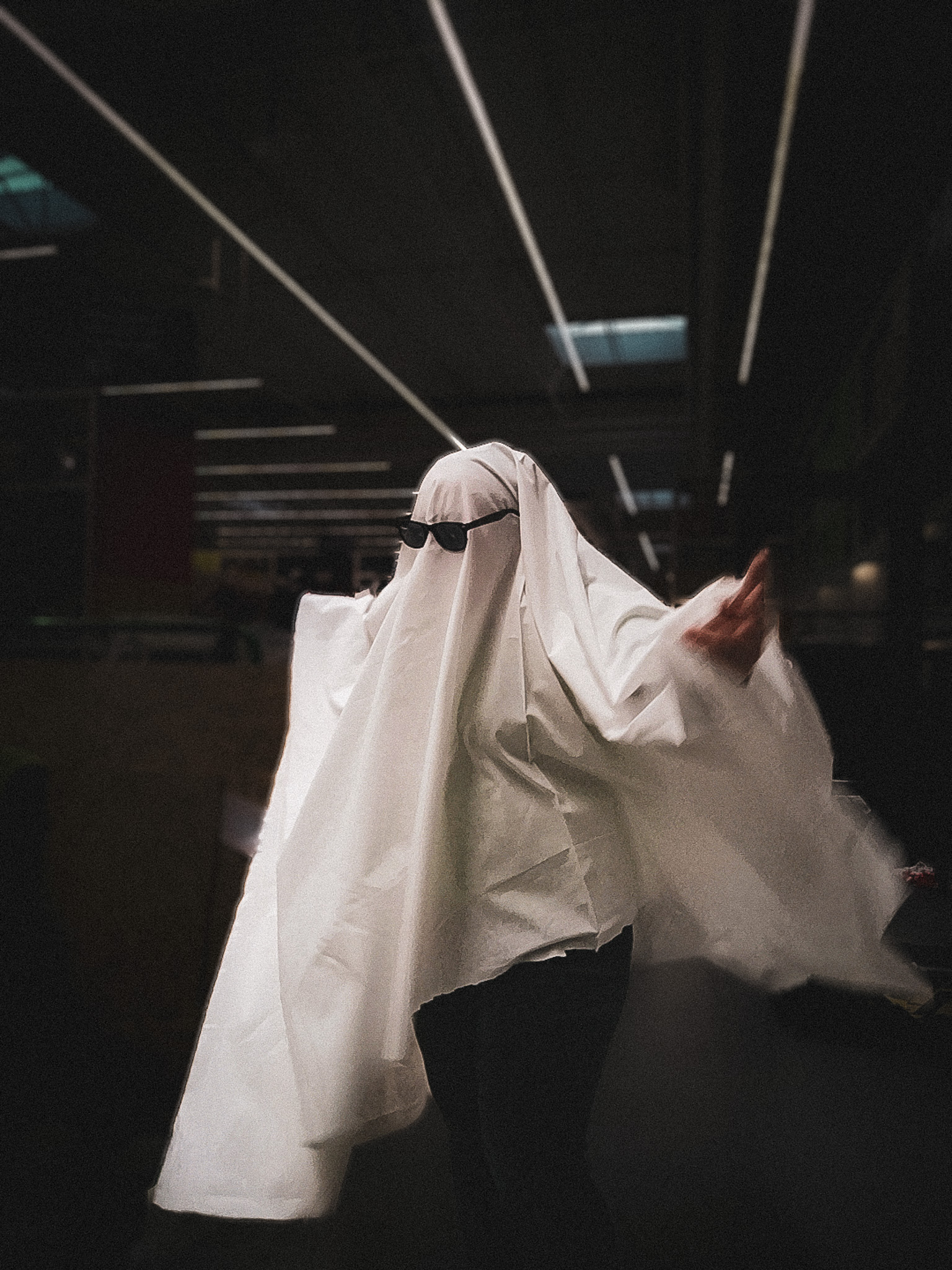 Duch Halloween – symbol mojej chwilowej przemiany, ukazujący moje pragnienie ucieczki i wewnętrznej wolności.