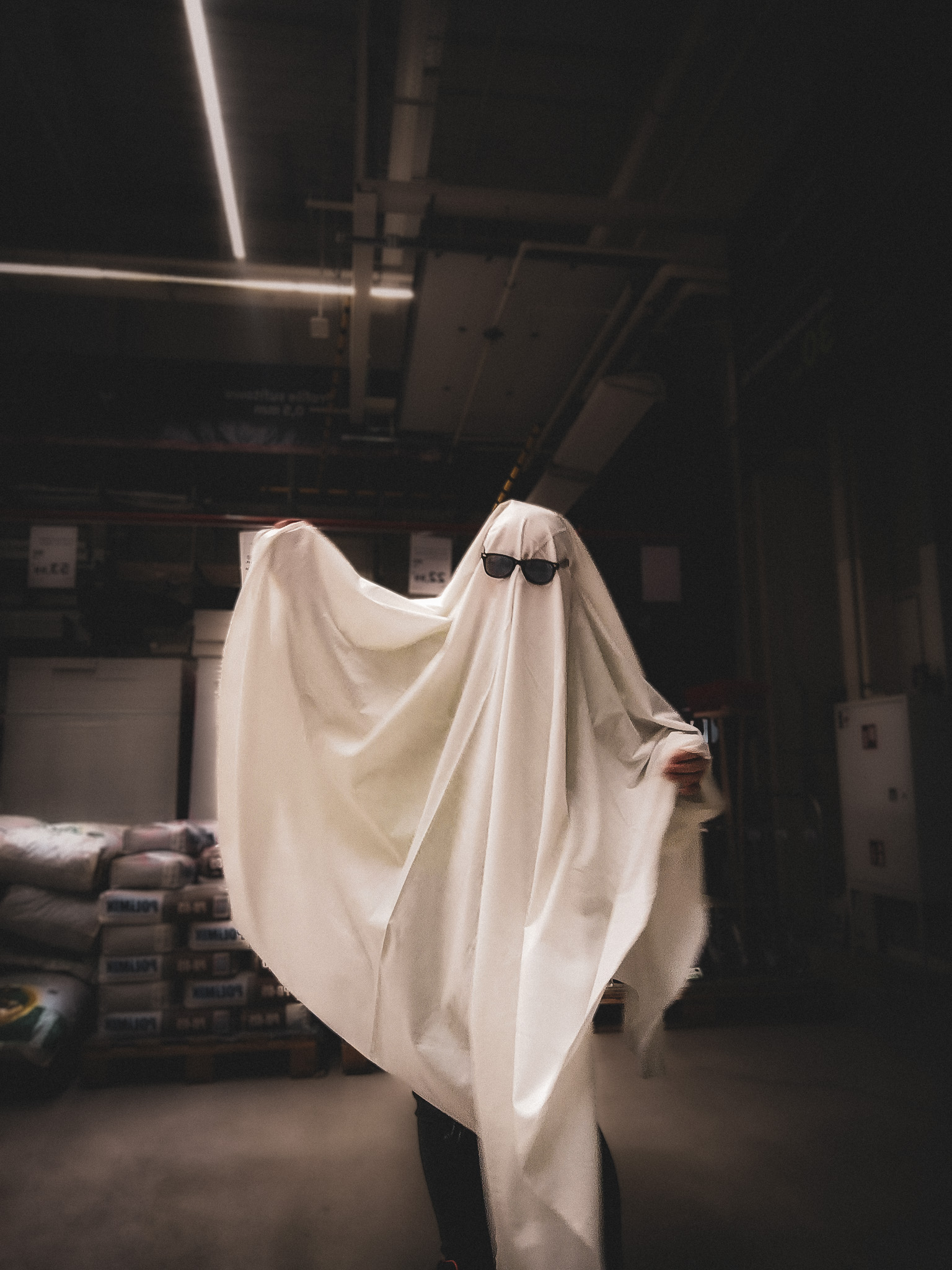 W nocy Halloween zmienia się w magiczną przestrzeń, a ja – jako duch – zyskuję wolność wśród półek i narzędzi. Moment transformacji