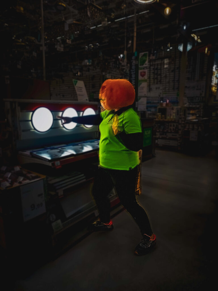 Dynia dotykająca lamp na dziale oświetlenie – chwila, w której poczułam się jak prawdziwa część Leroy Merlin, rozświetlając swoje życie.